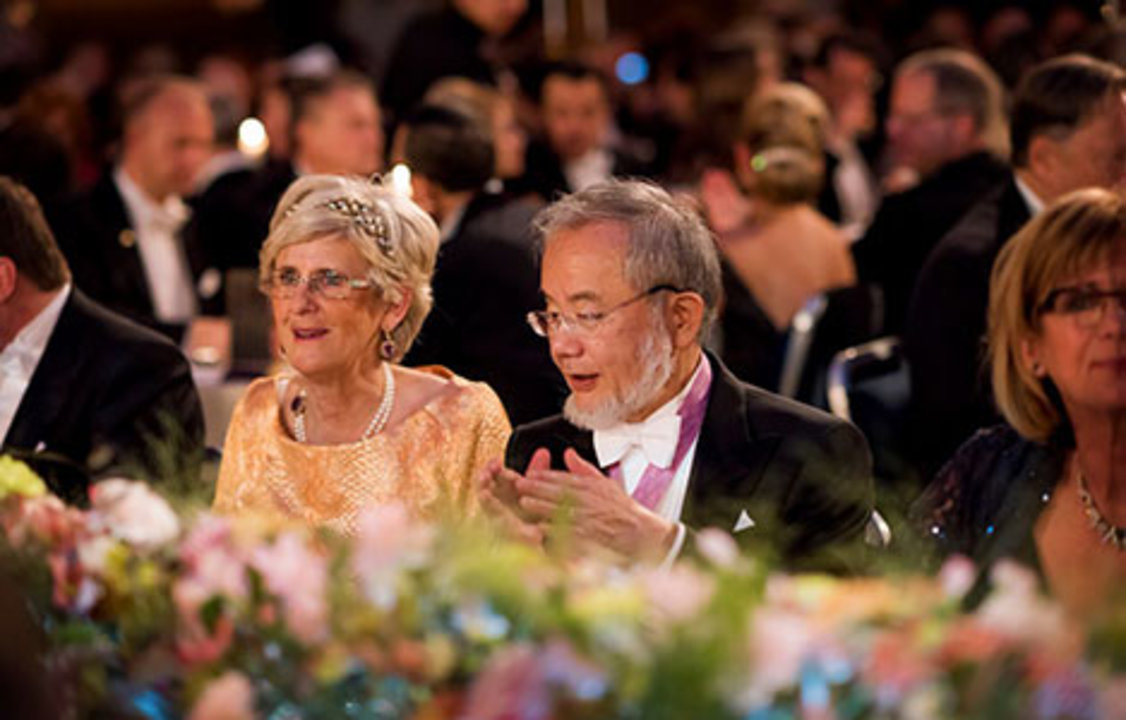 manbet手机版大隅良典(Yoshinori Ohsumi)和林奎斯特(Catharina Lindqvist)在诺贝尔晚宴上的荣誉桌旁