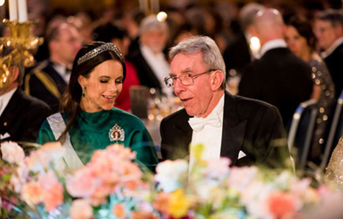 manbet手机版Jean-Pierre Sauvage和瑞典公主Sofia在诺贝尔宴会的荣誉桌旁