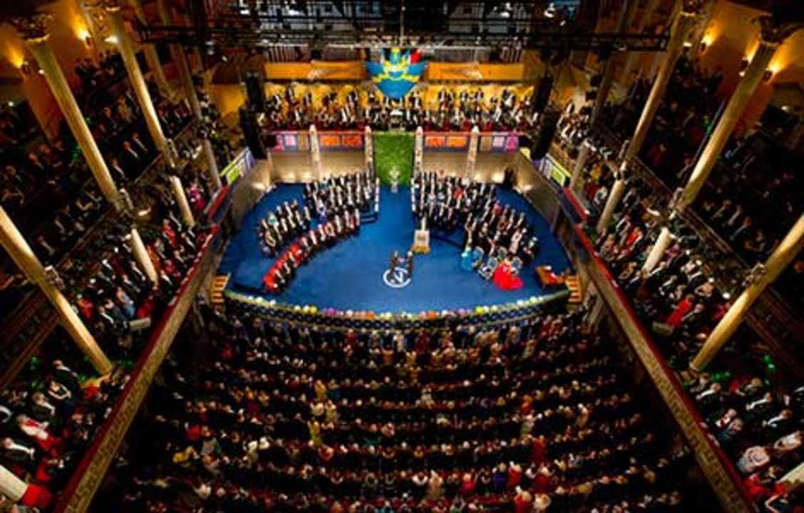 manbet手机版埃里克·贝齐格接受诺贝尔奖。manbet手机版诺贝尔奖颁奖典礼在斯德哥尔摩音乐厅举行