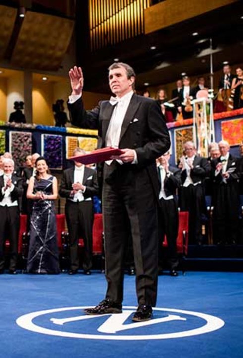 manbet手机版埃里克·贝齐格在斯德哥尔摩音乐厅接受诺贝尔奖后
