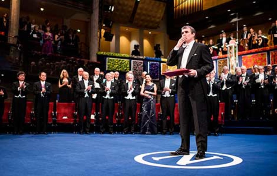 manbet手机版2014年12月10日，Eric Betzig在斯德哥狗万世界杯尔摩音乐厅举行的诺贝尔奖颁奖典礼上飞吻。