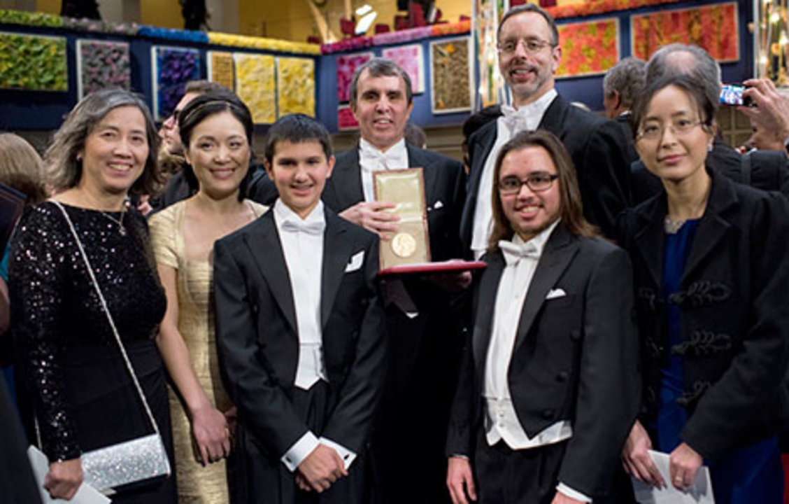 manbet手机版2014年12月10日，在斯德哥尔摩音乐厅举行的诺贝尔奖颁奖典礼结束后，埃里克·贝齐格与家人和亲戚站在台上狗万世界杯。