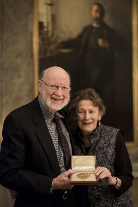 manbet手机版威廉·c·坎贝尔和他的妻子玛丽·坎贝尔夫人展示诺贝尔奖章。