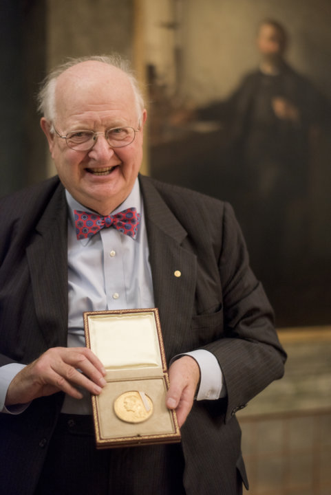 manbet手机版Angus Deaton显示他访诺贝尔基金会奖金牌。