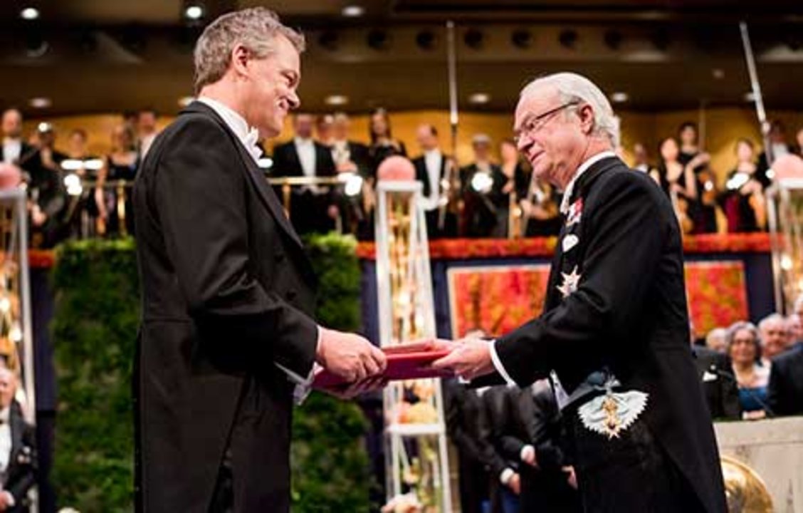 manbet手机版爱德华•i莫泽接受诺贝尔奖从瑞典国王卡尔十六世•古斯塔夫陛下