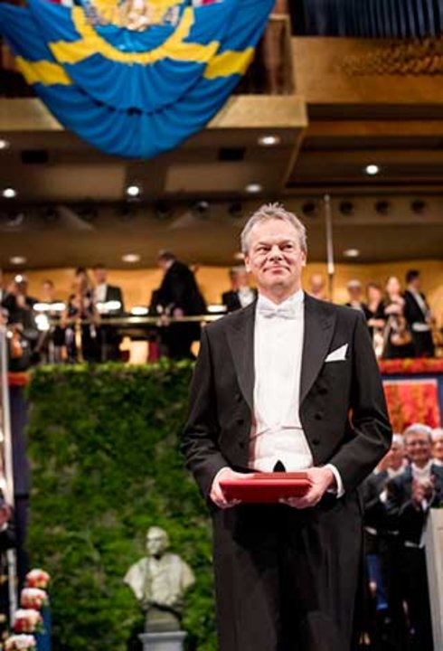 manbet手机版爱德华•i莫泽收到他在斯德哥尔摩音乐厅的诺贝尔奖