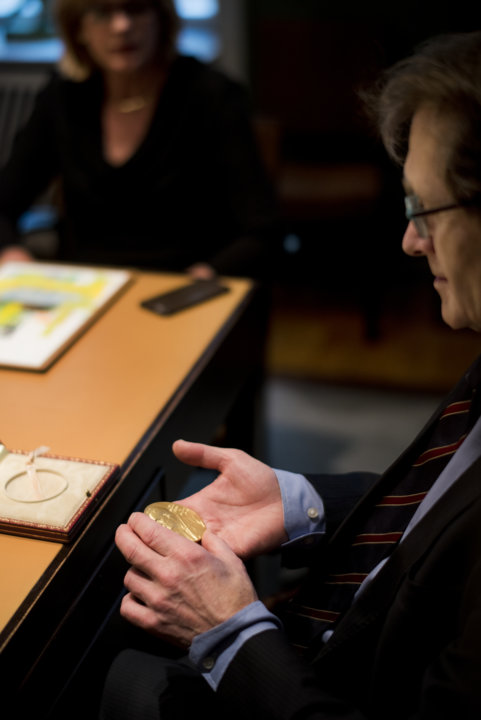 manbet手机版伯纳德·费林加在访问诺贝尔基金会时仔细查看了他的诺贝尔奖章。