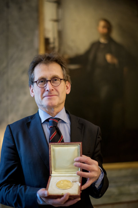 manbet手机版伯纳德·费林加展示他的诺贝尔奖章