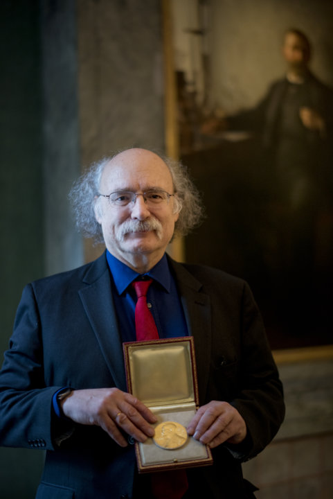 manbet手机版f·邓肯·m·霍尔丹展示他的诺贝尔奖章