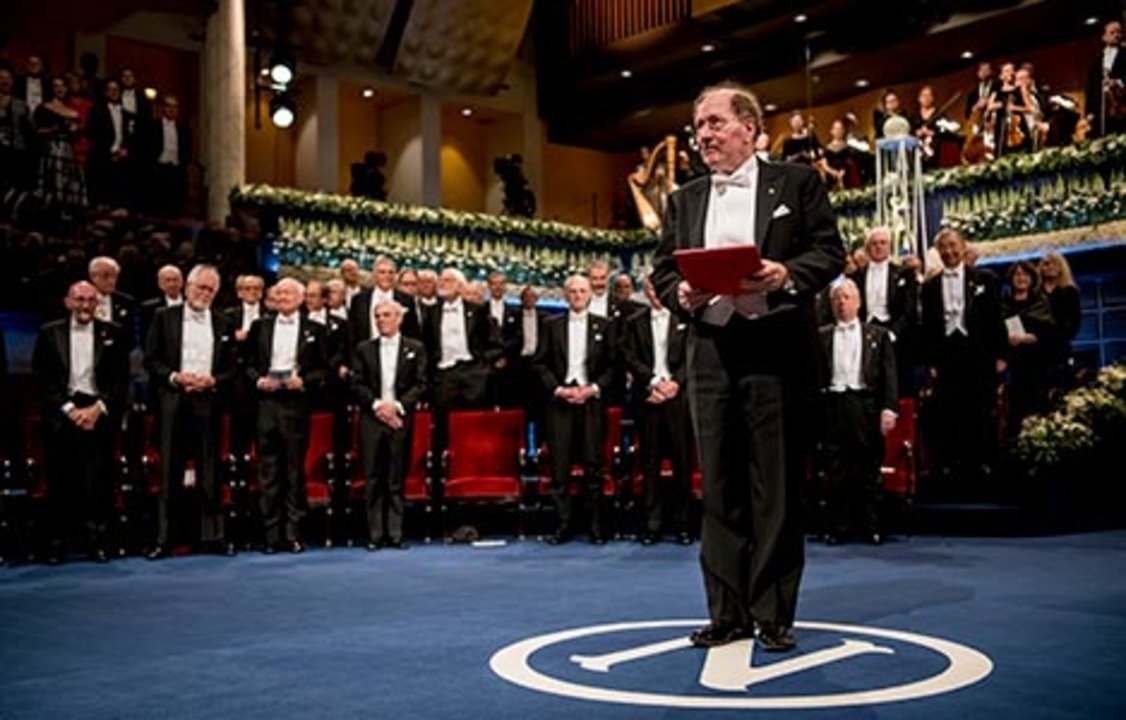manbet手机版杰弗里·c·霍尔在斯德哥尔摩音乐厅接受诺贝尔奖后