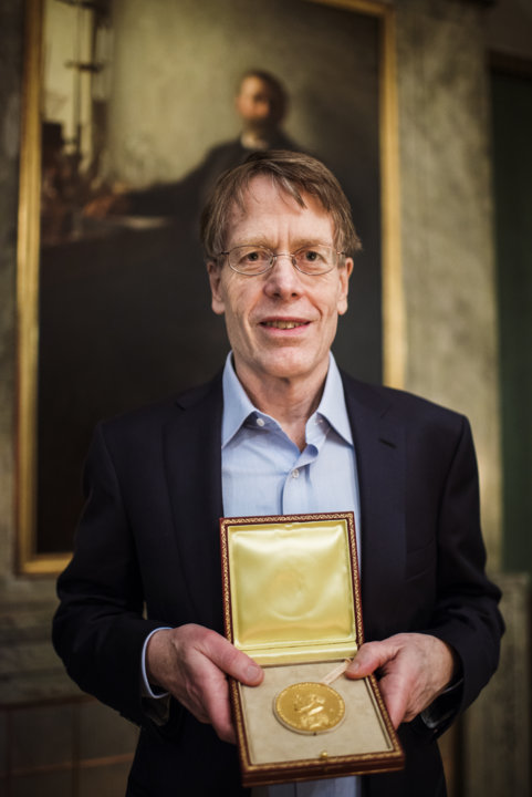 manbet手机版拉尔斯·彼得·汉森在访问诺贝尔基金会时展示他的奖章