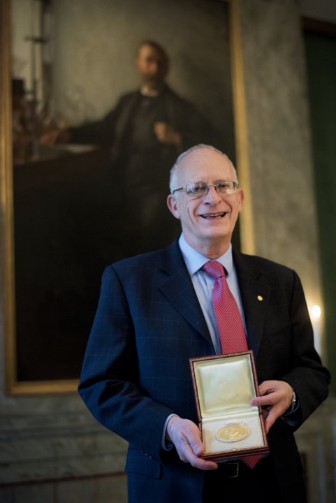 manbet手机版奥利弗·哈特在访问诺贝尔基金会期间展示他的获奖奖章。