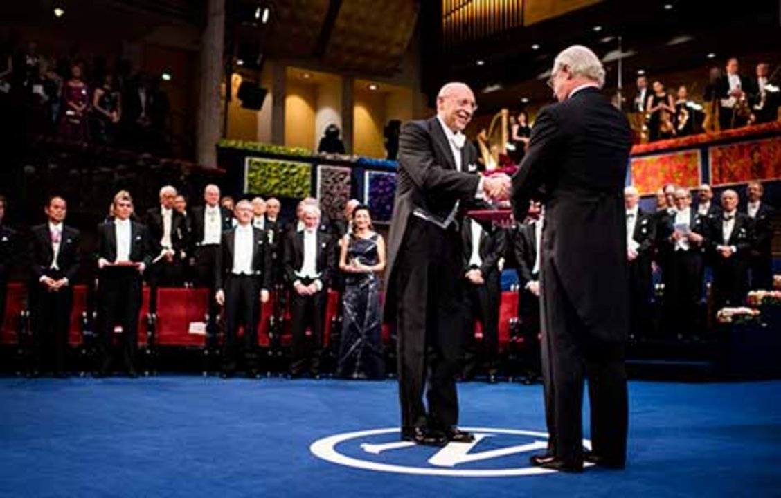 manbet手机版斯蒂芬·w·海尔从瑞典国王卡尔十六世·古斯塔夫陛下手中接过诺贝尔奖
