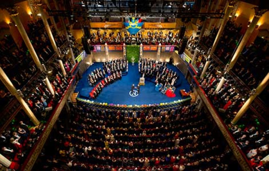 manbet手机版斯蒂芬·黑尔接受诺贝尔奖。manbet手机版诺贝尔奖颁奖典礼在斯德哥尔摩音乐厅举行