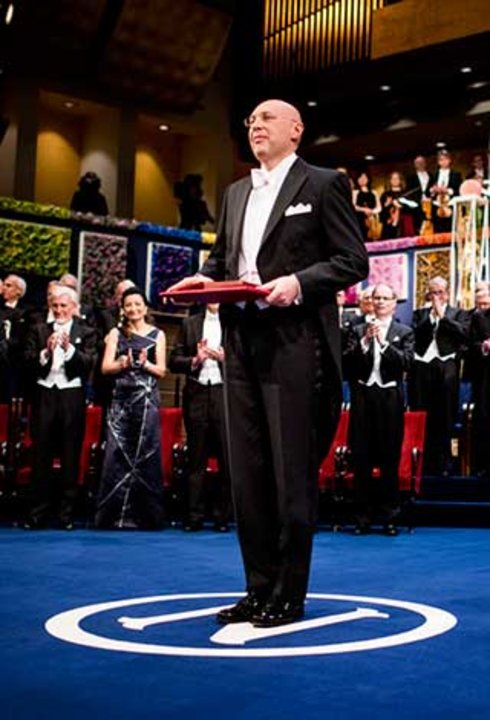 manbet手机版斯蒂芬·w·海尔在斯德哥尔摩音乐厅接受诺贝尔奖后