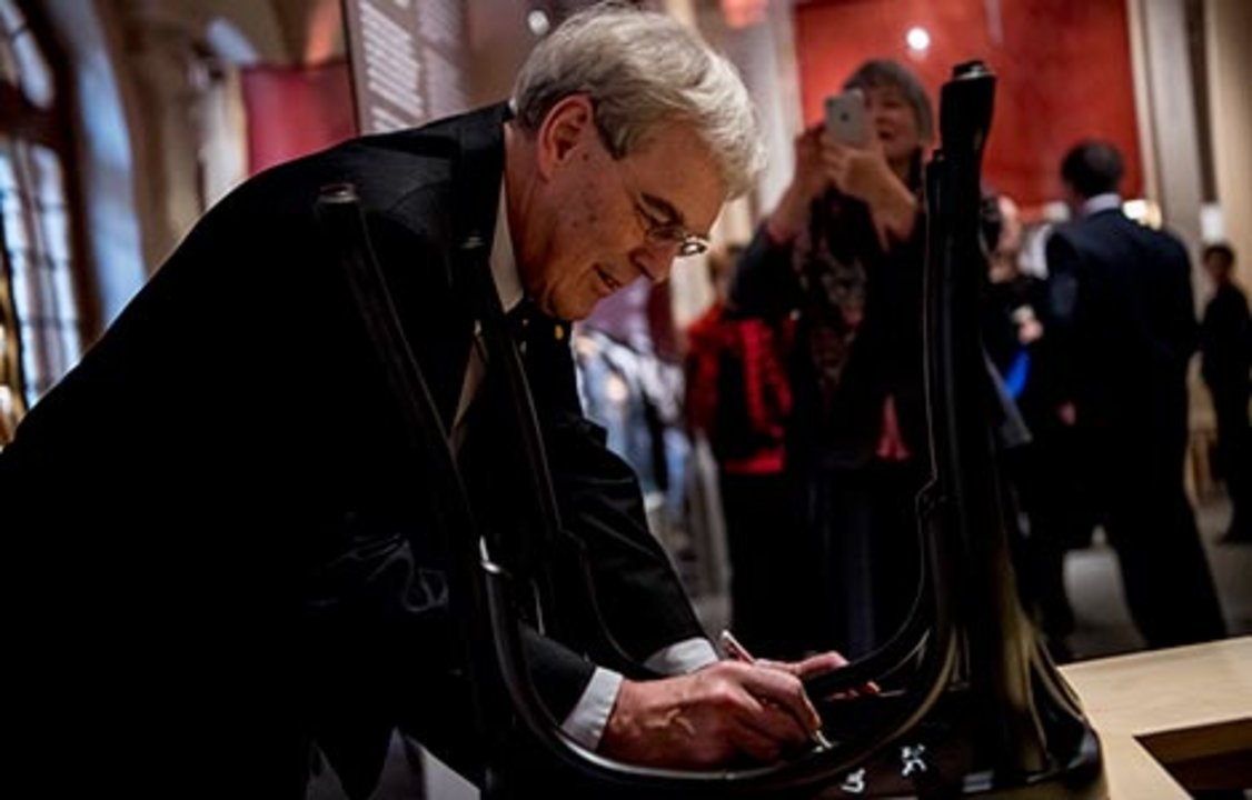 manbet手机版理查德·亨德森在诺贝尔博物馆的一把椅子上签名