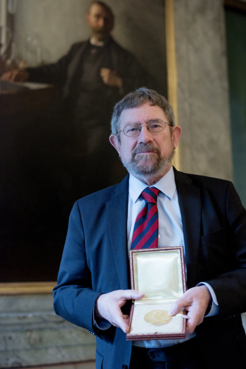 manbet手机版J. Michael Kosterlitz展示他的诺贝尔奖章
