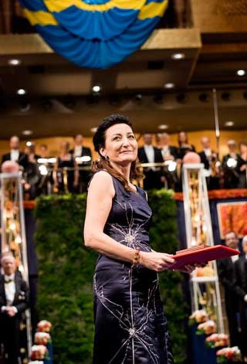 manbet手机版梅-布里特·莫泽在斯德哥尔摩音乐厅的诺狗万世界杯贝尔奖颁奖典礼上