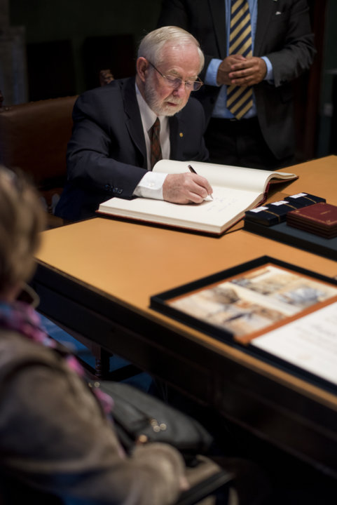 manbet手机版阿瑟·b·麦克唐纳迹象诺贝尔基金会的客人的书,自1952年以来,访问期间签署的得主,诺贝尔基金会于2015年12月12日。
