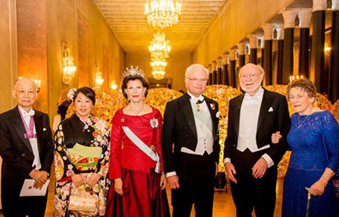 manbet手机版瑞典王室在王子画廊接待获奖者和他们的重要人物。manbet手机版从左起:Kajita美智子，Takaai Kajita的父亲，Takaai Kajita，瑞典国王卡尔十六世古斯塔夫和王后西尔维娅，亚瑟B.麦克唐纳和他的妻子珍妮特麦克唐纳夫人。