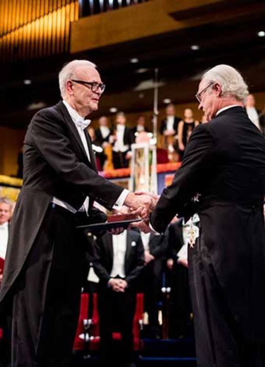 manbet手机版帕特里克·莫迪亚诺从瑞典国王卡尔十六世·古斯塔夫陛下手中接过诺贝尔奖