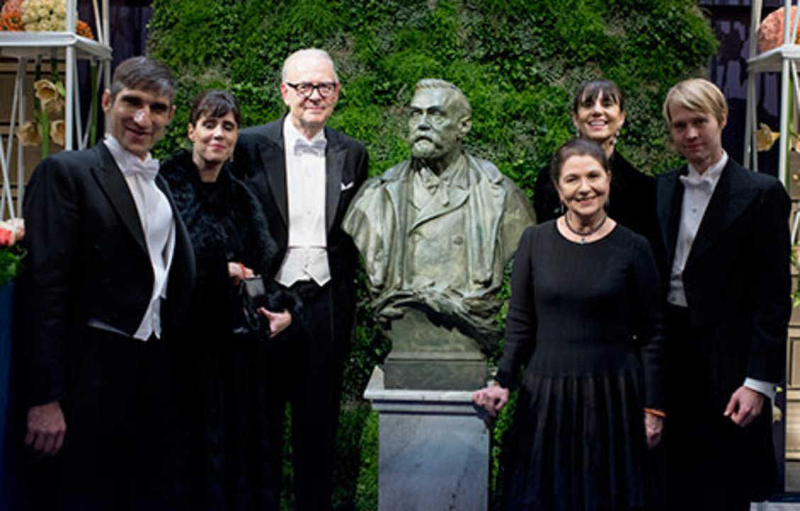 manbet手机版2014年12月10日，在斯德哥尔摩音乐厅举行的诺贝尔奖颁奖典礼后，帕特里克·莫迪亚诺与家人和亲戚站在台上。狗万世界杯