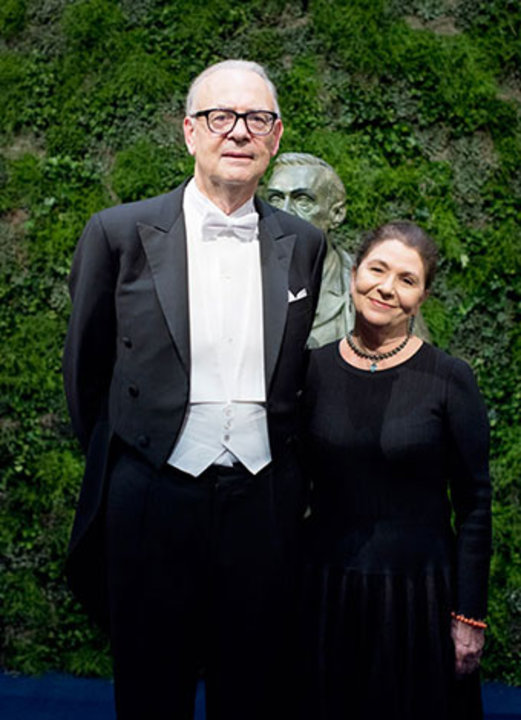 manbet手机版帕特里克·莫迪亚诺和他的妻子多米尼克·莫迪亚诺夫人在斯德哥尔摩音乐厅的诺贝尔奖颁奖典礼后站在台上。狗万世界杯