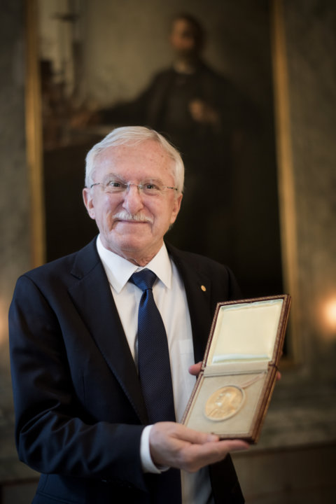 manbet手机版显示他的诺贝尔奖章莫卓奇访诺贝尔基金会。