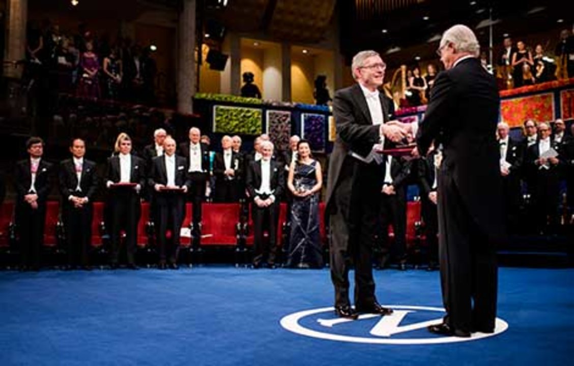 manbet手机版威廉·e·莫尔纳从瑞典国王卡尔十六世·古斯塔夫陛下手中接过诺贝尔奖