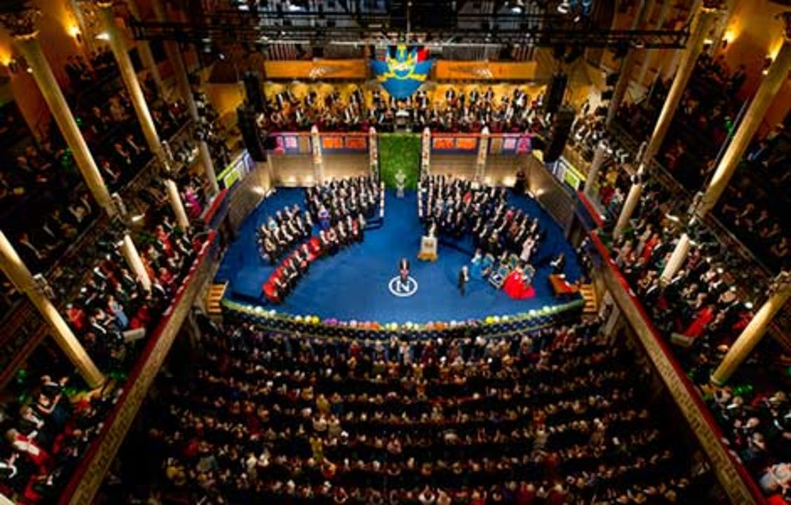 manbet手机版威廉·e·莫尔纳接受诺贝尔奖。manbet手机版诺贝尔奖颁奖典礼在斯德哥尔摩音乐厅举行