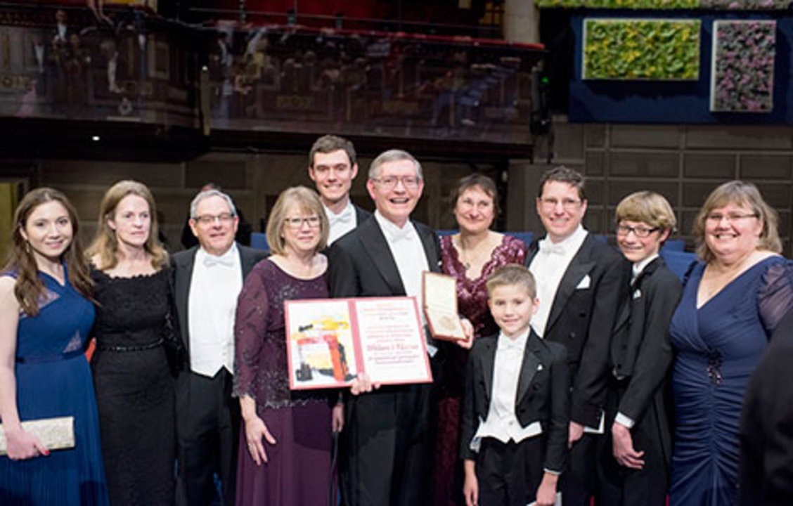 manbet手机版2014年12月10日，在斯德哥尔摩音乐厅举行的诺贝尔奖颁奖典礼后，威廉·e·莫尔纳与家人和亲戚站在舞台上。狗万世界杯