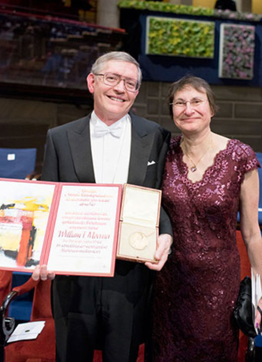 manbet手机版在斯德哥尔摩音乐厅举行的诺贝尔奖颁奖典礼后，威廉·e·莫尔纳和他的妻子莎伦·斯坦因·莫尔纳夫人站在舞台上。狗万世界杯