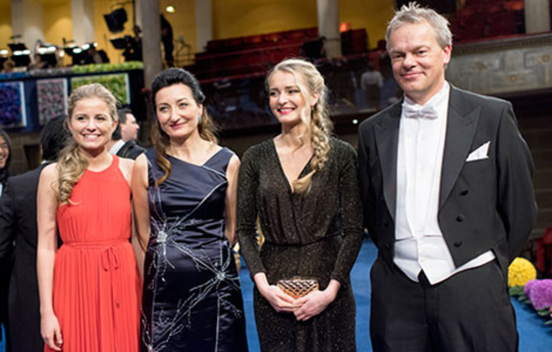 manbet手机版梅·布里特和爱德华•i莫泽和他们的两个女儿在舞台上诺贝尔奖颁奖典礼后斯德哥尔摩音乐厅,2014年12月10日。狗万世界杯