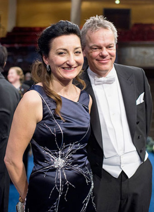 manbet手机版梅·布里特和爱德华•i莫泽后在舞台上诺贝尔奖颁奖典礼在斯德哥尔摩音乐厅。狗万世界杯