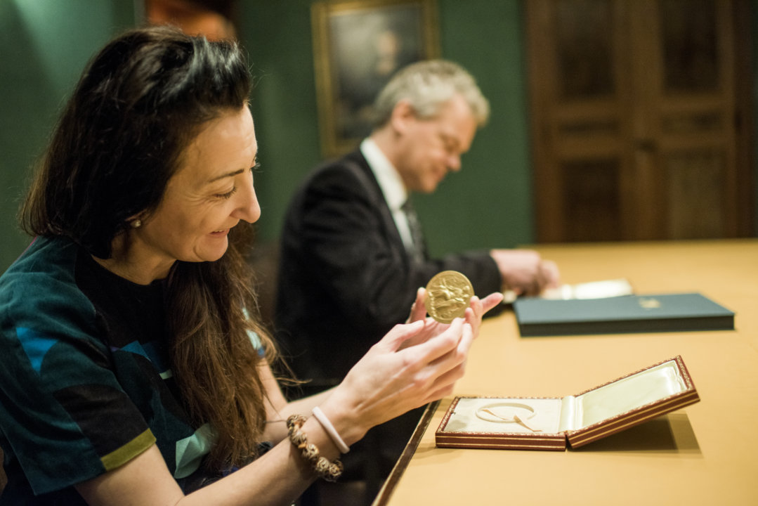 manbet手机版梅·布里特和爱德华•i莫泽检查他们诺贝尔奖牌在他们访问诺贝尔基金会,2014年12月12日。