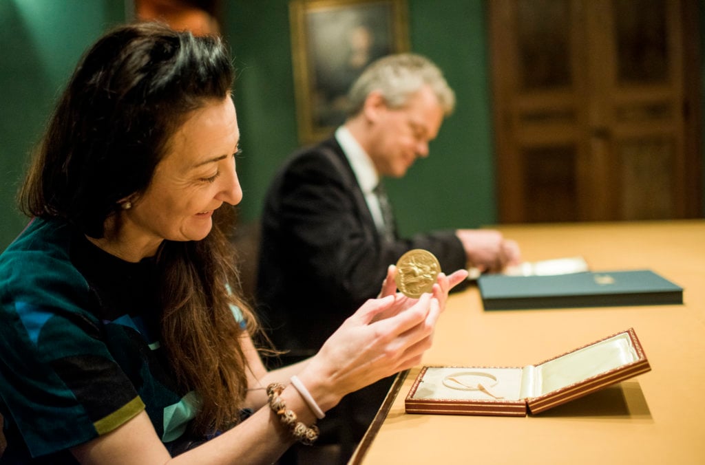 manbet手机版2014年12月12日，梅-布里特和爱德华I.莫泽在访问诺贝尔基金会期间检查他们的诺贝尔奖章。