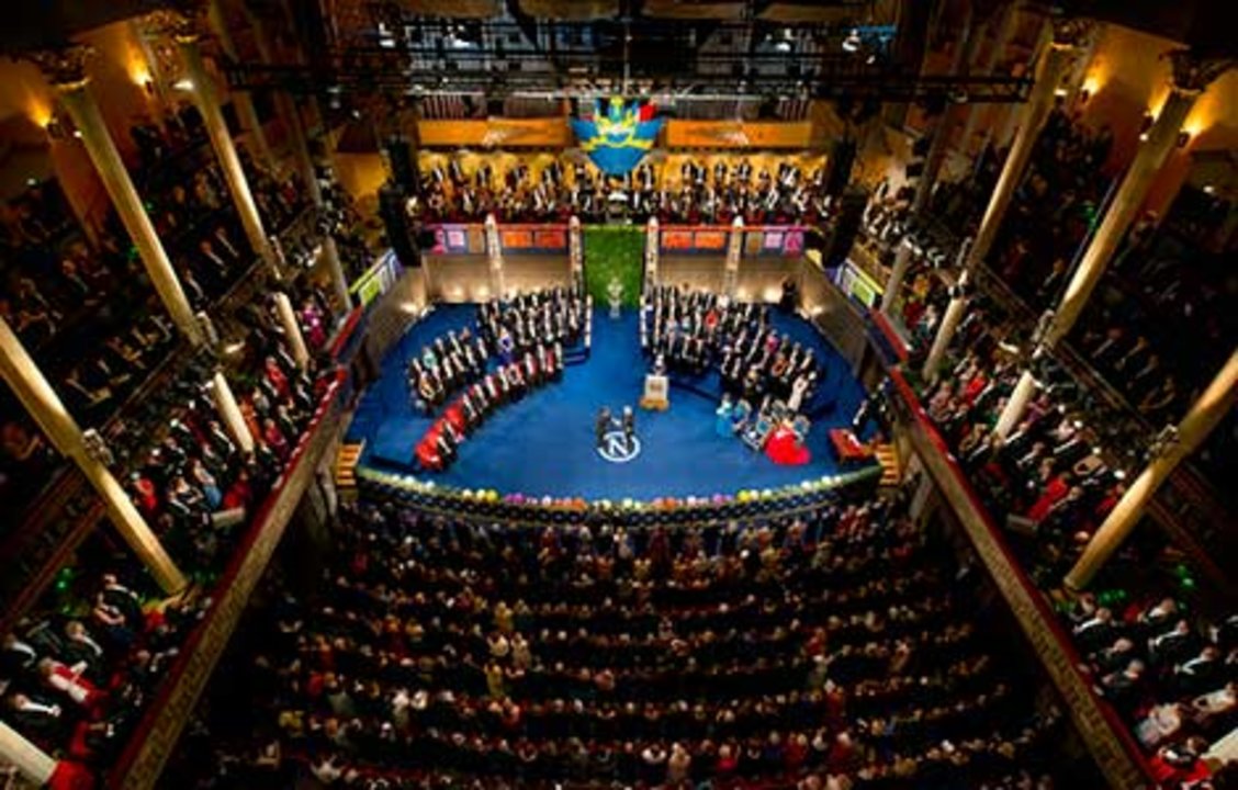 manbet手机版中村修二接受诺贝尔奖。manbet手机版诺贝尔奖颁奖典礼在斯德哥尔摩音乐厅举行