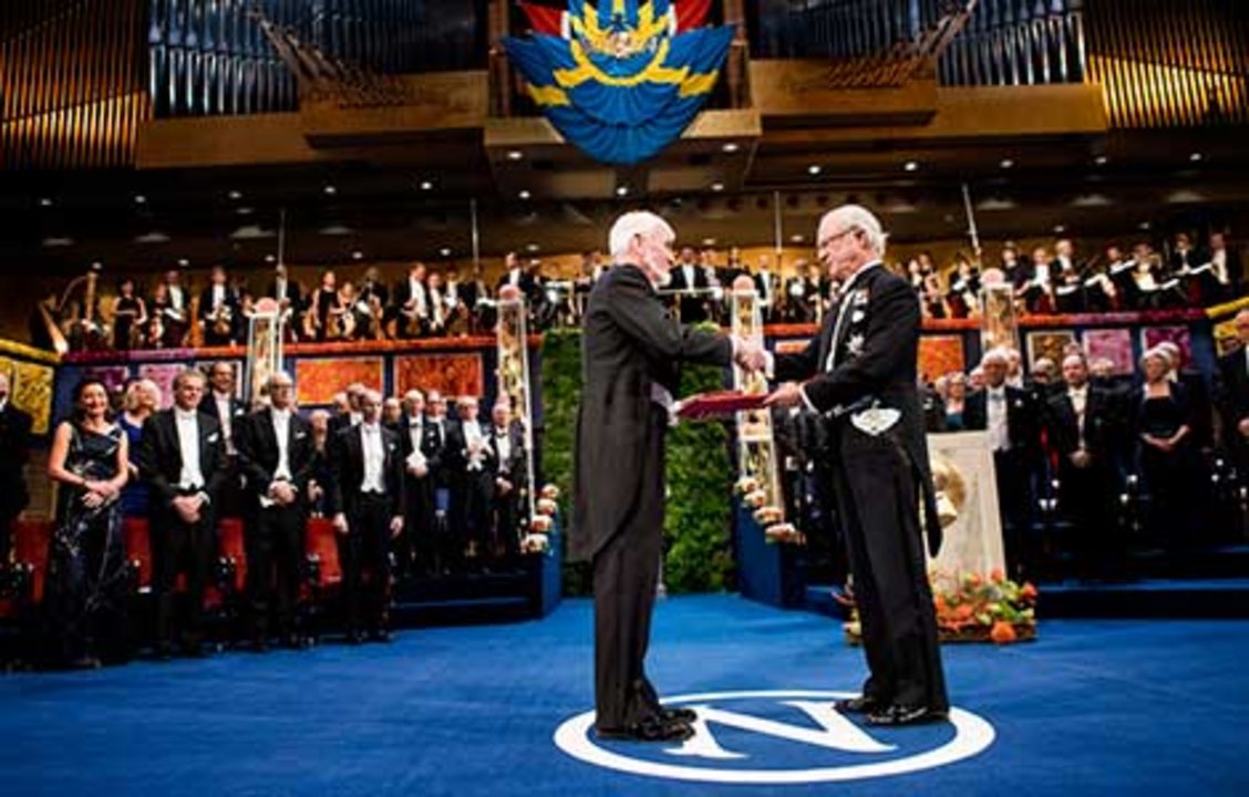 manbet手机版约翰·奥基夫接受诺贝尔奖从瑞典国王卡尔十六世•古斯塔夫陛下