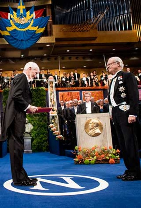 manbet手机版约翰·奥基夫在斯德哥尔摩音乐厅接受诺贝尔奖后