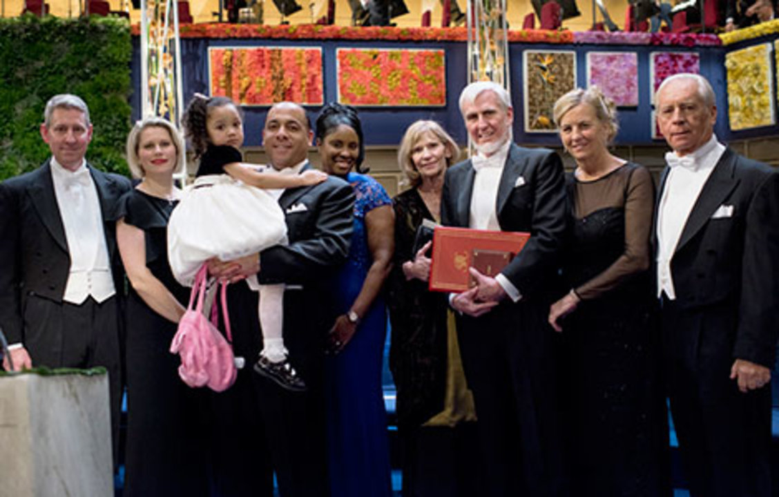 manbet手机版约翰·奥基夫与家人和亲戚在舞台上诺贝尔奖颁奖典礼后斯德哥尔摩音乐厅,2014年12月10日。狗万世界杯