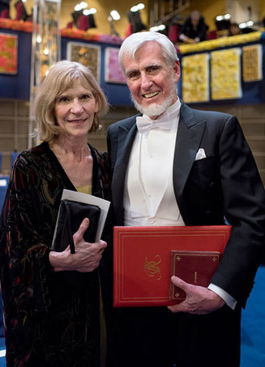 manbet手机版诺贝尔奖颁奖典礼后，约翰·奥基夫和他的妻子艾琳·奥基夫夫人站在台上。狗万世界杯