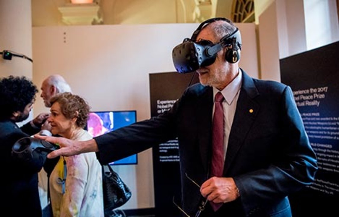 manbet手机版Michael Rosbash在诺贝尔博物馆尝试VR装置