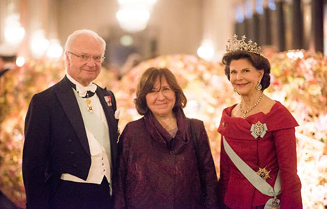 manbet手机版瑞典王室在王子画廊接待获奖者和他们的重要人物。manbet手机版从左至右:瑞典国王卡尔十六世古斯塔夫、文学奖得主斯维特拉娜·阿列克谢耶维奇和瑞典王后西尔维娅。