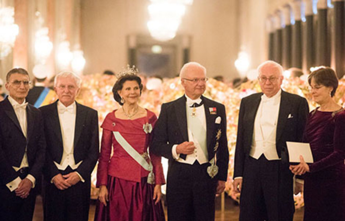 manbet手机版瑞典王室接收到诺贝尔奖获得者和重要他人的王子的画廊。manbet手机版左起:化学奖得主阿齐兹Sancar莫卓奇,王后和瑞典国王卡尔十六世•古斯塔夫,化学奖获得者托马斯林达尔莫卓奇和维氏Burdett博士的伙伴。