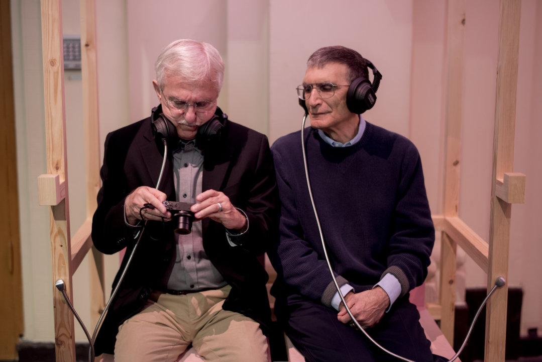 manbet手机版化学奖得主阿齐兹·桑卡尔和保罗·莫德里奇听着对化学奖的音乐解读