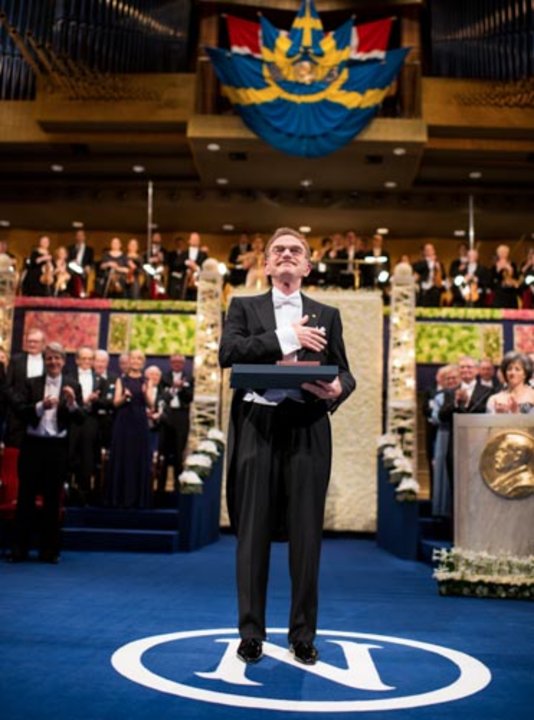 manbet手机版兰迪·w·谢克曼从瑞典国王卡尔十六世·古斯塔夫陛下手中接过诺贝尔奖