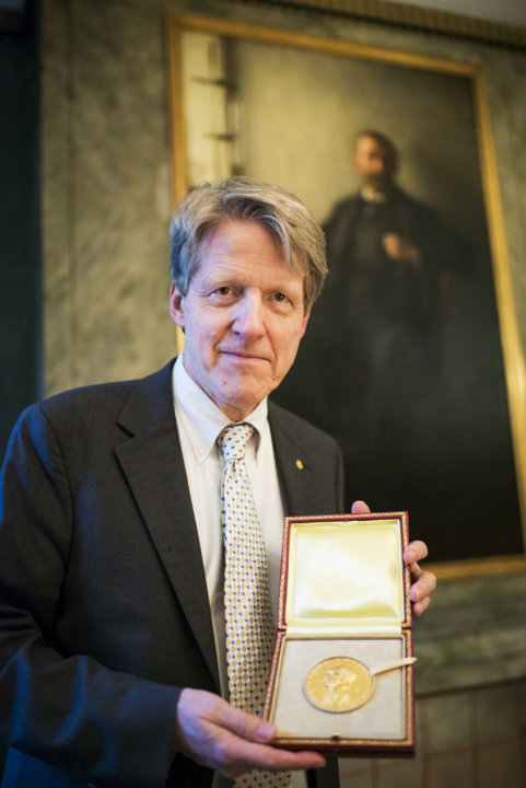 manbet手机版罗伯特·席勒在访问诺贝尔基金会时展示他的奖章
