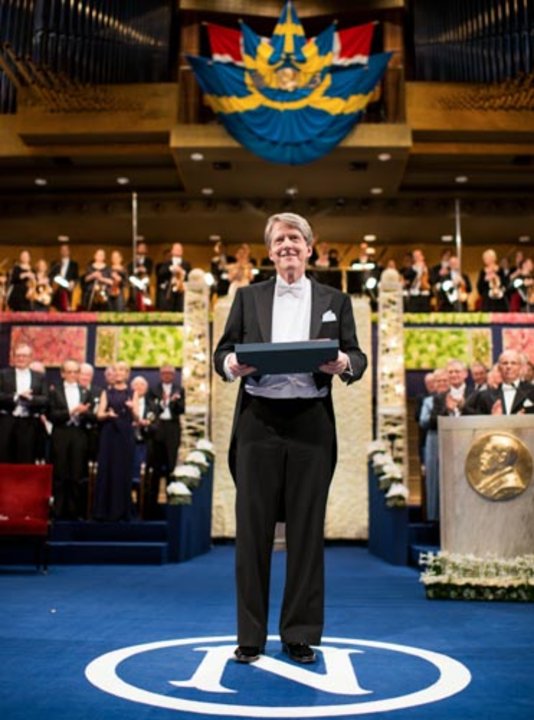 manbet手机版罗伯特·席勒从瑞典国王卡尔十六世·古斯塔夫陛下手中接过奖项