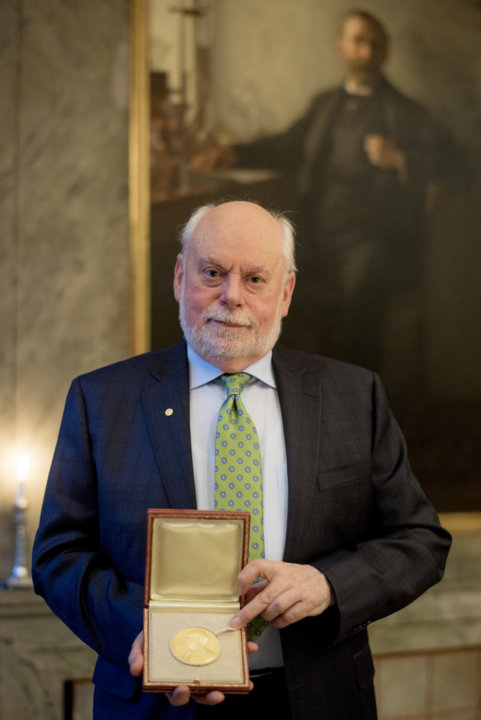 manbet手机版j·弗雷泽·斯托达特爵士展示他的诺贝尔奖章