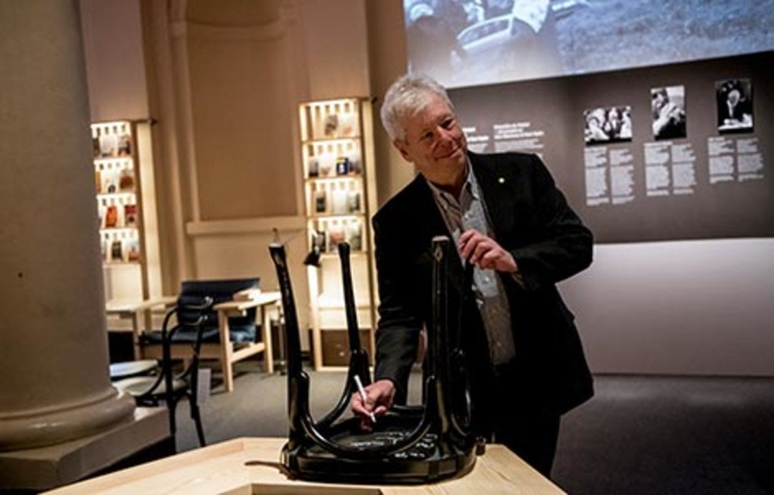 manbet手机版理查德·h·塞勒(Richard H. Thaler)在诺贝尔博物馆的一把椅子上签名